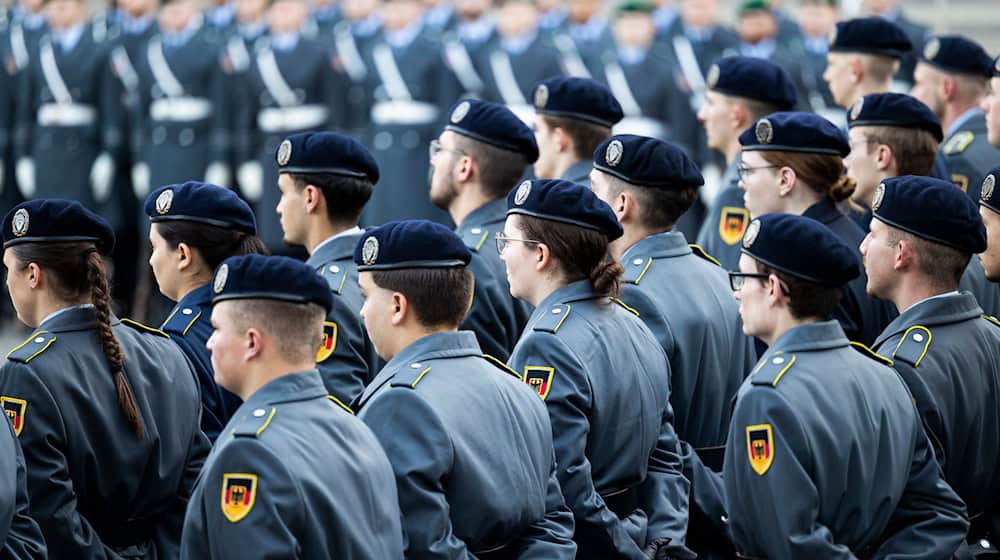 Rund 230 Soldatinnen und Soldaten haben gelobt, der Bundesrepublik treu zu dienen. / Foto: Michael Matthey/dpa