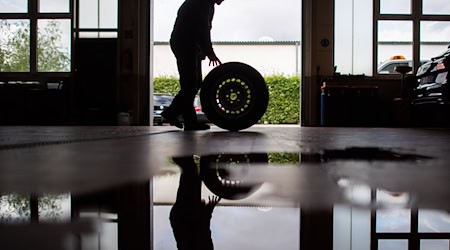 Die Ausbildung zum Kfz-Mechatroniker ist bei einer Befragung unter Azubis im Mittelfeld gelandet. (Symbolbild) / Foto: Julian Stratenschulte/dpa