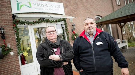 Die Heimbetreiber Andrea Wohlmacher und Tino Wohlmacher kämpfen gegen die drohende Abschiebung von Beschäftigten ihrer Pflegeeinrichtung Haus Wilstedt. (Archivbild) / Foto: Sina Schuldt/dpa