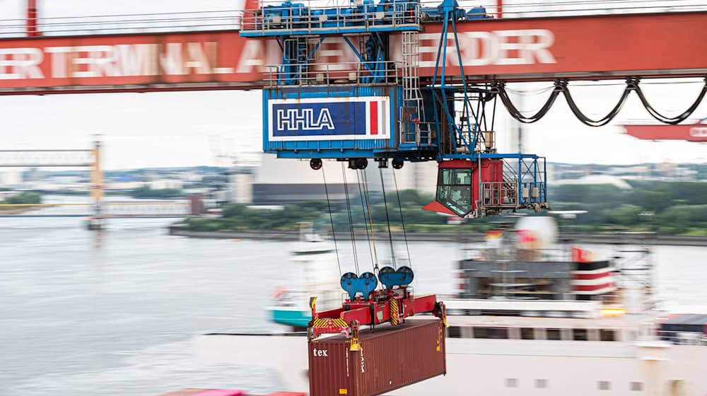 Dem Einstieg der weltgrößten Reederei MSC beim Hamburger Hafenlogistiker HHLA steht nichts mehr im Weg. Als letzte Instanz hat nun auch die Ukraine zugestimmt, wo die HHLA ein Containerterminal betreibt. (Archivbild) / Foto: Daniel Reinhardt/dpa