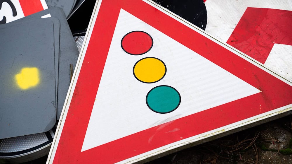 Ein Autofahrer übersieht die rote Ampel und fährt einen Fußgänger um. / Foto: Alicia Windzio/dpa