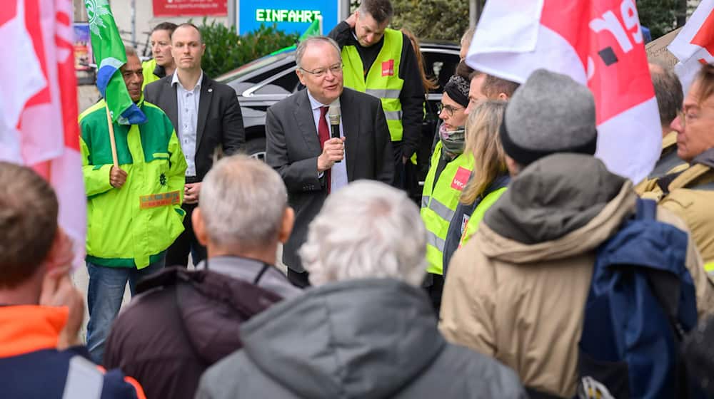 Bei der vergangenen Konferenz diskutierte Ministerpräsident Weil (Mitte) mit rund 200 Betriebs- und Personalräten. (Archivbild) / Foto: Julian Stratenschulte/dpa