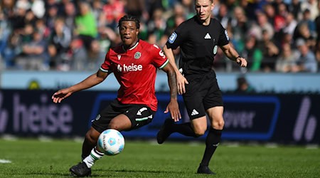 Jessic Ngankam erzielte im Test gegen Magdeburg den Ausgleichstreffer für Hannover 96. / Foto: Swen Pförtner/dpa