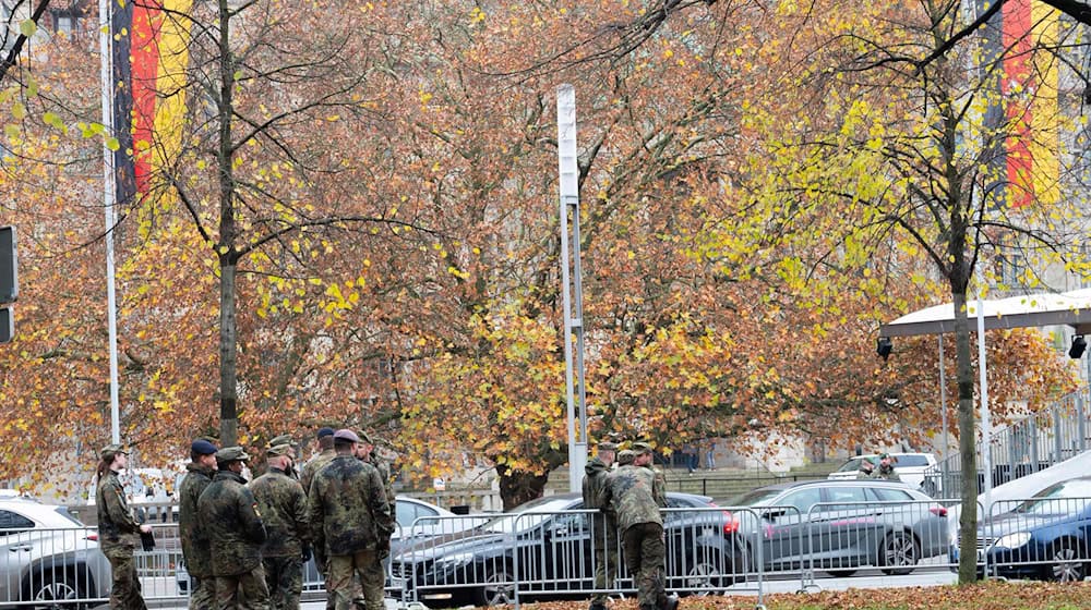 Am Platz der Menschenrechte vor dem Neuen Rathaus werden morgen Hunderte Menschen zum öffentlichen Gelöbnis der Bundeswehr erwartet. / Foto: Alicia Windzio/dpa