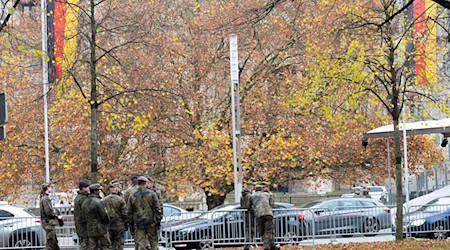 Am Platz der Menschenrechte vor dem Neuen Rathaus werden morgen Hunderte Menschen zum öffentlichen Gelöbnis der Bundeswehr erwartet. / Foto: Alicia Windzio/dpa