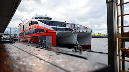 Am Sonntag ist der Katamaran ein letztes Mal nach Helgoland gefahren.  / Foto: Jonas Walzberg/dpa