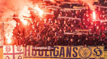 Fans von Eintracht Braunschweig hatten im November 2023 im Spiel in Hannover viel Pyrotechnik gezündet. / Foto: Axel Heimken/dpa