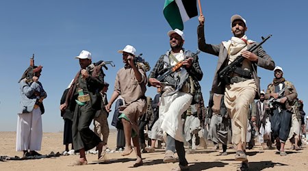 Kämpfer der Huthi-Miliz marschieren während einer Kundgebung außerhalb Sanaas.  / Foto: Uncredited/AP/dpa