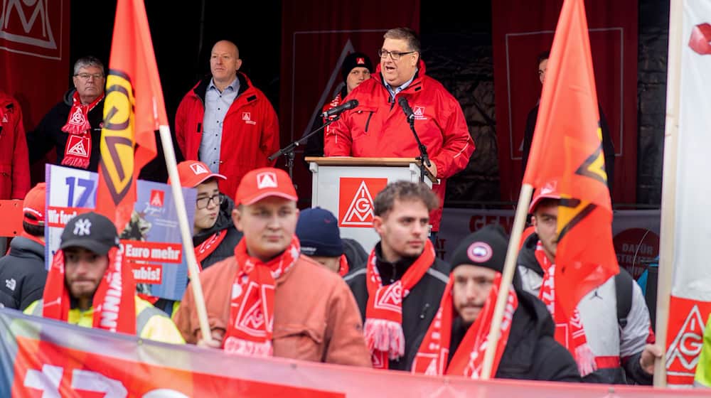 Die seit fast zwei Wochen laufenden Warnstreiks in der Metall- und Elektroindustrie gehen kommende Woche weiter.  / Foto: Hauke-Christian Dittrich/dpa