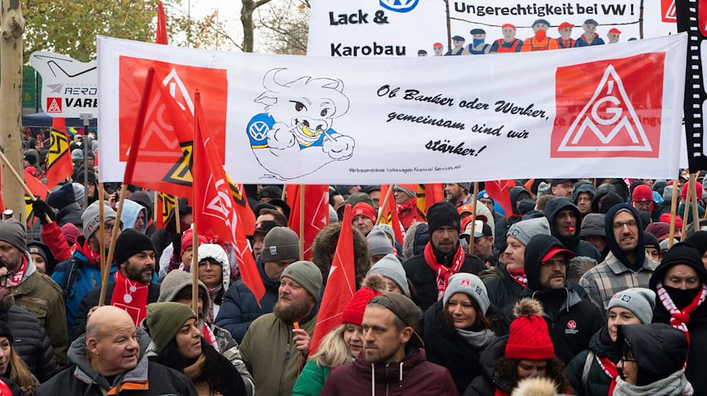 Tausende Teilnehmer demonstrieren vor dem Werk am Verhandlungsort in der Volkswagen Arena, mit anschließender Protest-Kundgebung direkt vor dem Stadion. / Foto: Alicia Windzio/dpa