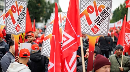 Metaller fordern bei Warnstreiks 7 Prozent mehr Lohn. (Archivbild) / Foto: Daniel Karmann/dpa