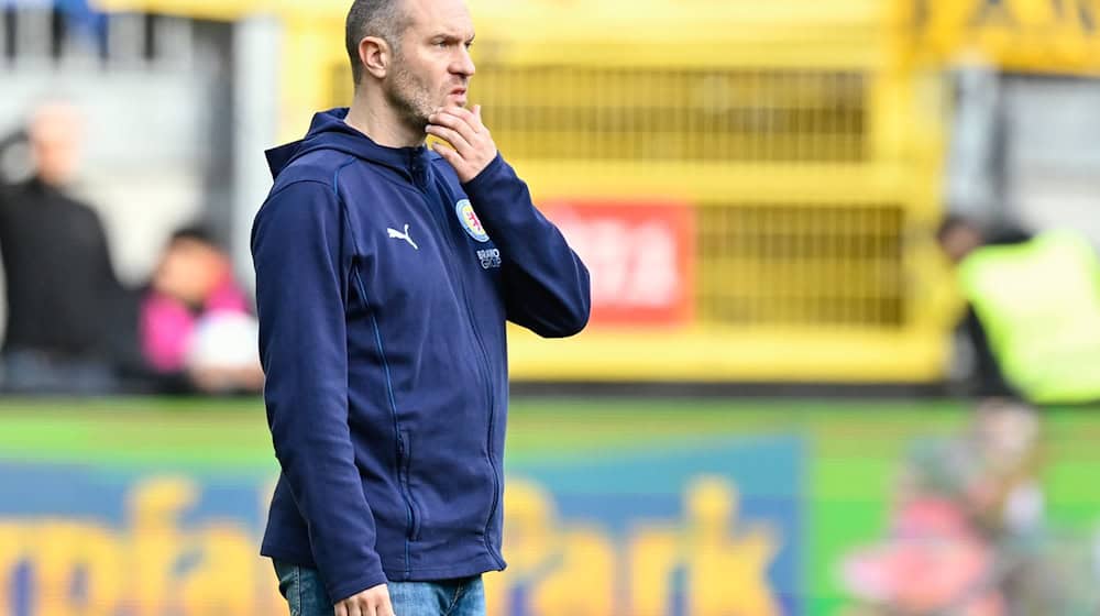 Hat kaum noch gesunde Spieler: Braunschweigs Trainer Daniel Scherning. / Foto: Uwe Anspach/dpa