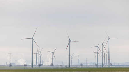 Niedersachsen gilt als Windenergieland Nummer eins. Mit Batteriespeichern soll der Ökostrom jetzt auch für Flauten gespeichert werden. (Archivbild) / Foto: Ole Spata/dpa