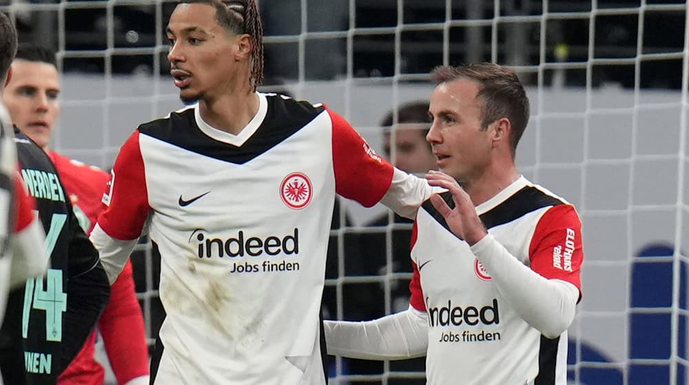 Mario Götze (r) schoss in seinem 100. Pflichtspiel die Führung für Eintracht Frankfurt gegen Werder Bremen. / Foto: Thomas Frey/dpa