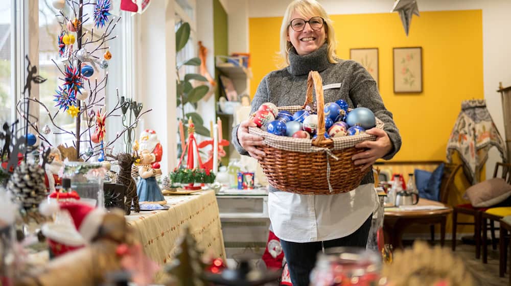 Alten Schmuck abgeben, neue Deko mitnehmen: Die Klimaschutz-Werkstatt in Bremerhaven organisiert eine Weihnachtsdeko-Tauschbörse.  / Foto: Sina Schuldt/dpa