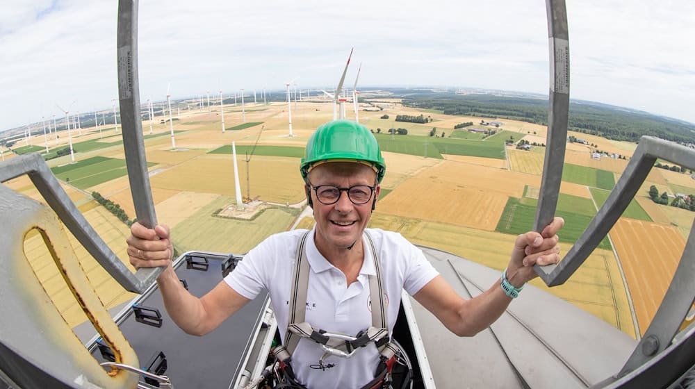 Der CDU-Bundesvorsitzende Friedrich Merz steigt auf das Maschinenhaus einer Windkraftanlage. (Archivbild) / Foto: Friso Gentsch/dpa