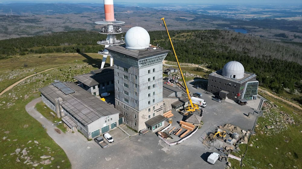 Der Landkreis Harz plant, die Brockenkuppe von einem Bankenkonsortium zurückzukaufen. (Archivbild) / Foto: Matthias Bein/dpa