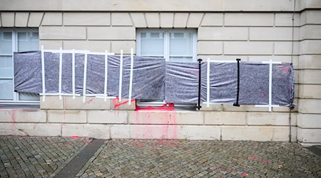 Die Schmierereien am Landtagsgebäude sind auch Wochen nach der Tat noch nicht vollständig entfernt worden. (Archivbild) / Foto: Julian Stratenschulte/dpa