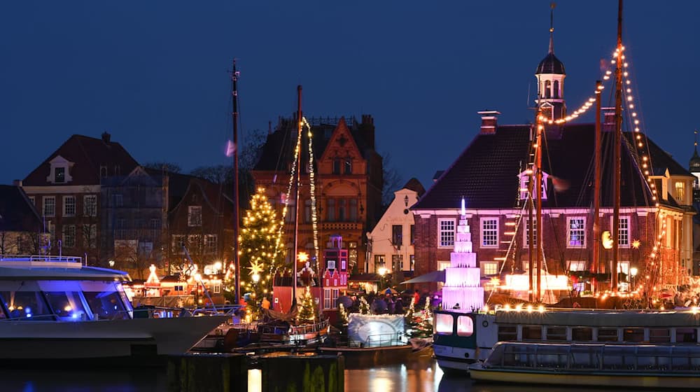 Ein gläserner Weihnachtsbaum auf einem Weihnachtsmarkt in Leer ist ein besonderer Hingucker. (Archivfoto)  / Foto: Lars Klemmer/dpa