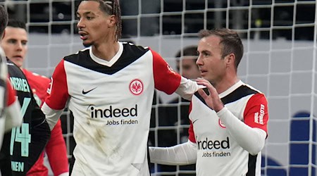 Der Jubel beim Treffer von Mario Götze (r) zum 1:0 für Eintracht Frankfurt gegen Werder Bremen war verhalten. Im Stadion gab es einen medizinischen Notfall. / Foto: Thomas Frey/dpa