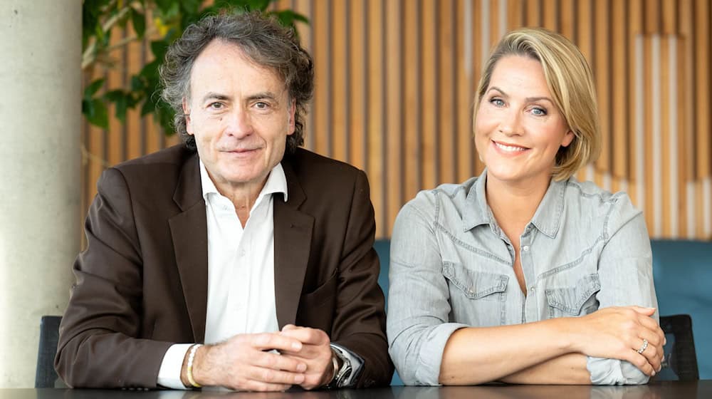 Zum 50. Geburtstag der Sendung «3nach9» von Radio Bremen geben die Moderatoren Giovanni di Lorenzo und Judith Rakers Einblicke in ihre Arbeit.  / Foto: Sina Schuldt/dpa