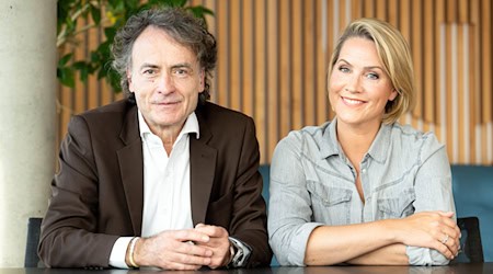 Zum 50. Geburtstag der Sendung «3nach9» von Radio Bremen geben die Moderatoren Giovanni di Lorenzo und Judith Rakers Einblicke in ihre Arbeit.  / Foto: Sina Schuldt/dpa