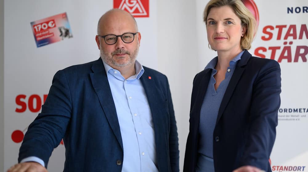 Peilen Pilotabschluss in der Metall- und Elektroindustrie an: die Verhandlungsführer der IG Metall Küste, Daniel Friedrich, Lena Ströbele vom Arbeitgeberverband Nordmetall. / Foto: Izabela Mittwollen/dpa