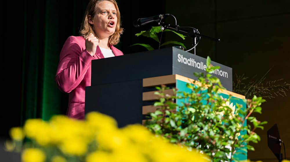 Niedersachsens Kultusministerin Julia Hamburg (Grüne) glaubt an Lösungen für die aktuelle VW-Krise. / Foto: Michael Matthey/dpa