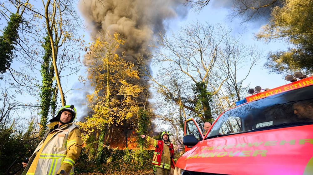 Rund 500 mobile Toiletten sind in Hannover in Brand geraten. / Foto: Julian Stratenschulte/dpa