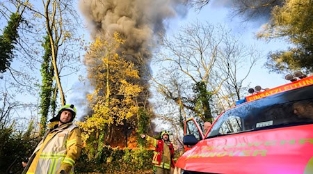 Rund 500 mobile Toiletten sind in Hannover in Brand geraten. / Foto: Julian Stratenschulte/dpa