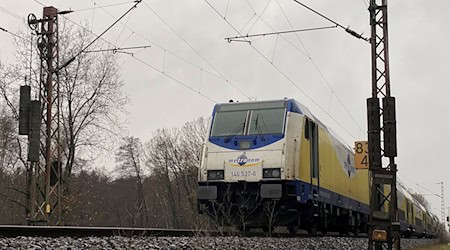 Nach dem Zugunfall in der Nacht rollt der Bahnverkehr langsam wieder an.  / Foto: Marcus Golejewski/TNN/dpa