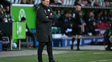 Wolfsburgs Trainer Ralph Hasenhüttl beim 1:1 gegen den FC Augsburg. / Foto: Swen Pförtner/dpa