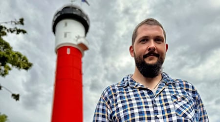 Wangerooges neuer Leuchtturmwärter, Daniel Jochheim, möchte bald freie Trauungen in dem Inselwahrzeichen anbieten. (Archivbild)  / Foto: Jörn Hüneke/dpa