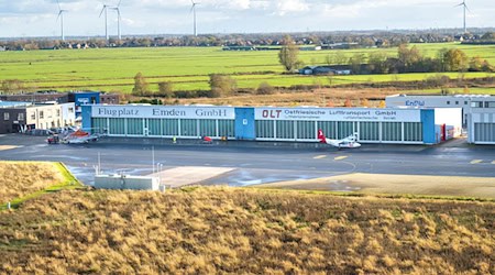 Der Flugbetrieb am Flugplatz Emden soll künftig aus der Ferne von einem neuen Kontrollzentrum am Flughafen Braunschweig-Wolfsburg überwacht werden. (Archivbild)  / Foto: Sina Schuldt/dpa