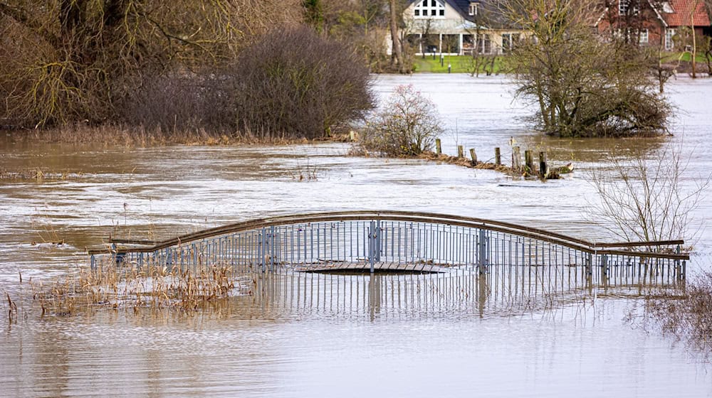 Das Hochwasser rund um den Jahreswechsel hat tagelang das Leben vieler Niedersachsen dominiert. (Archivbild) / Foto: Moritz Frankenberg/dpa