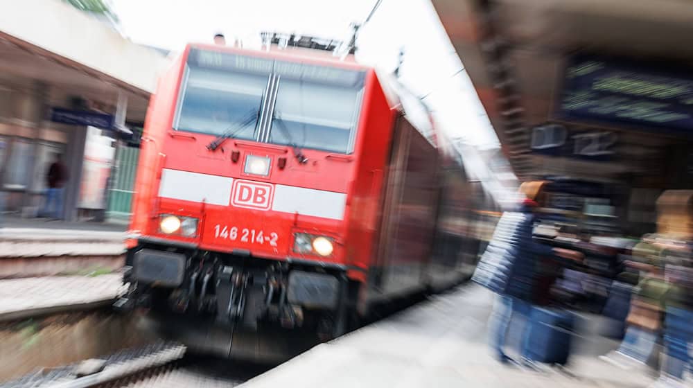 Der Basispreis des Niedersachsen-Tickets für den Nahverkehr steigt um einen Euro auf 28 Euro. (Archivbild)  / Foto: Michael Matthey/dpa