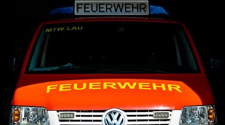 Bei der Freiwilligen Feuerwehr Talge übernehmen sogenannte Alarmnannys bei einem Einsatz die Betreuung von Kindern, damit Feuerwehrleute schnell ausrücken können. (Symbolbild)  / Foto: Moritz Frankenberg/dpa