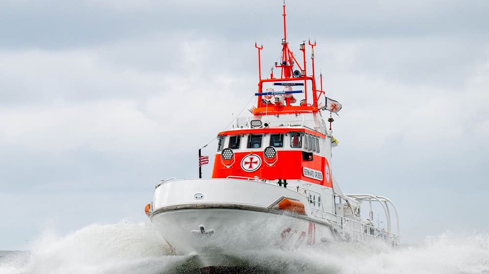 Seenotretter haben den 64-Jährigen unterkühlt und erschöpft vorgefunden. (Symbolbild) / Foto: Sina Schuldt/dpa