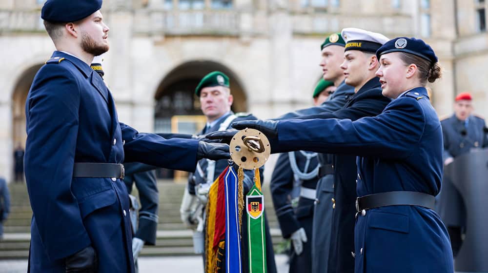 Rund 230 Soldaten haben gelobt, der Bundesrepublik treu zu dienen. / Foto: Michael Matthey/dpa