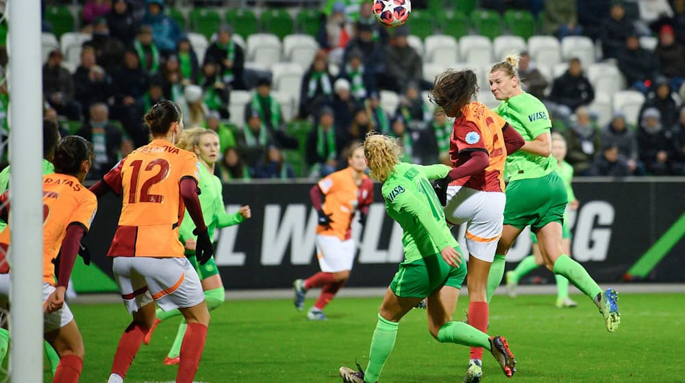 Alexandra Popp (r) bringt den VfL gegen Galatasaray auf die Siegstraße. / Foto: Swen Pförtner/dpa