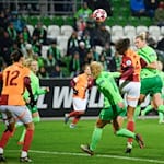 Alexandra Popp (r) bringt den VfL gegen Galatasaray auf die Siegstraße. / Foto: Swen Pförtner/dpa