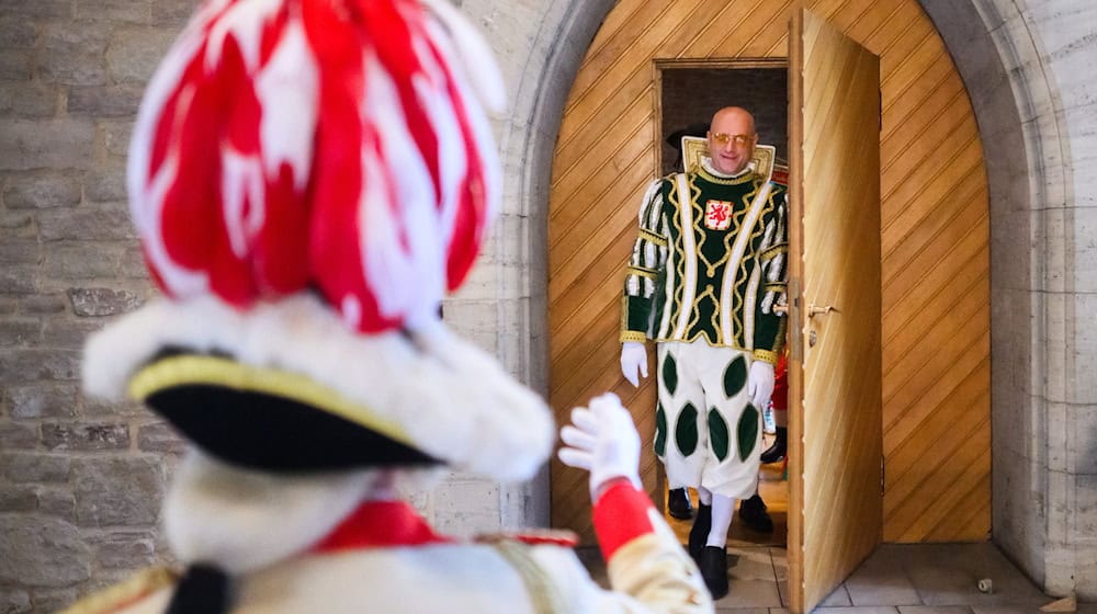 Symbolische Machtübernahme in Braunschweig: Alexander Weber ist der neue Prinz.  / Foto: Julian Stratenschulte/dpa