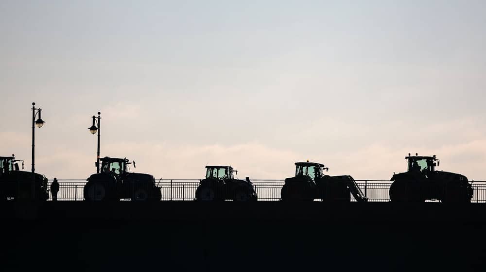 Bei einem Bauernprotest soll ein Autofahrer einen Mann angefahren haben. (Archivfoto) / Foto: Jan Woitas/dpa