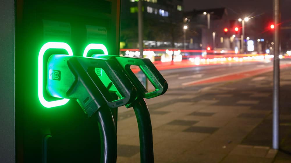 Auf der Suche nach einer Ladesäule sind E-Autofahrer in Emden im Vorteil. / Foto: Julian Stratenschulte/dpa