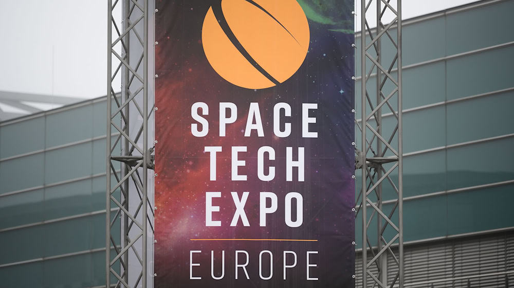 Fachleute aus der internationalen Raumfahrtbranche treffen sich auf der Messe Space Tech Expo Europe in Bremen.  / Foto: Mohssen Assanimoghaddam/dpa