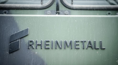 Das Logo des Rüstungskonzerns Rheinmetall ist an einem Fahrzeug der Bundeswehr bei der Nato-Übung Quadriga 2024 zu sehen. / Foto: Kay Nietfeld/dpa