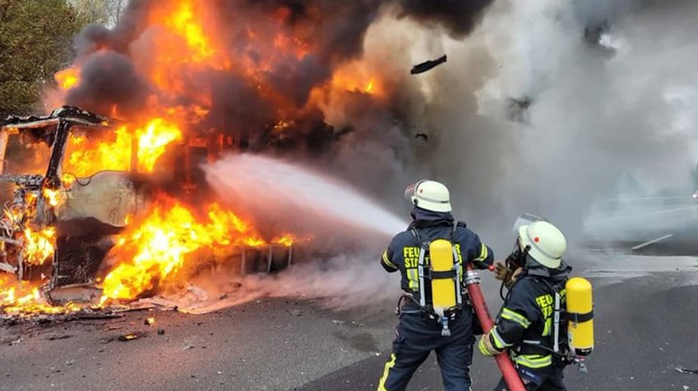 Brannte Lichterloh: Um einen Lkw mit brennendem Kunststoffgranulat zu löschen, setzte die Feuerwehr Spezialschaum ein.  / Foto: -/Feuerwehr Vlotho/dpa