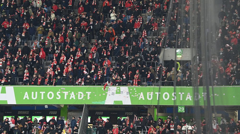 Fans von Union Berlin in Wolfsburg. / Foto: Swen Pförtner/dpa