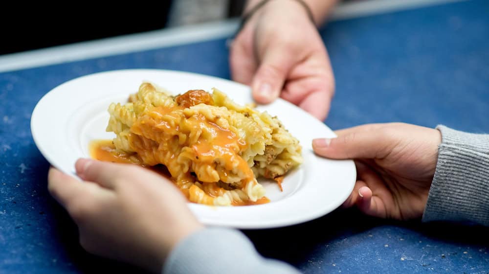 SPD und Grüne wollen sich für eine bessere Ernährung an den Schulen, aber auch in anderen Gemeinschaftseinrichtungen einsetzen. (Archivbild) / Foto: Hauke-Christian Dittrich/dpa