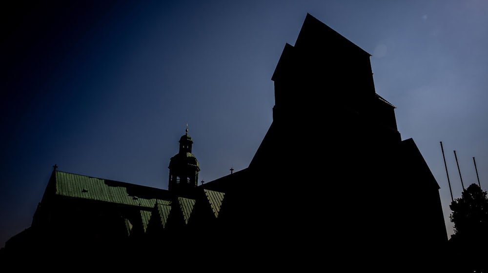 Der Missbrauchs-Betroffene Jens Windel hat das Bistum Hildesheim auf Schmerzensgeld verklagt. (Archivbild) / Foto: Moritz Frankenberg/dpa